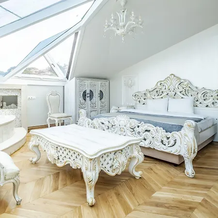 Exquisite In Historic Mansion In Beylerbeyi
