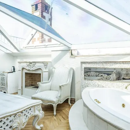 Exquisite In Historic Mansion In Beylerbeyi *