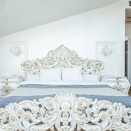 Exquisite In Historic Mansion In Beylerbeyi