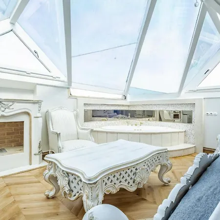 Apartment Exquisite In Historic Mansion In Beylerbeyi *