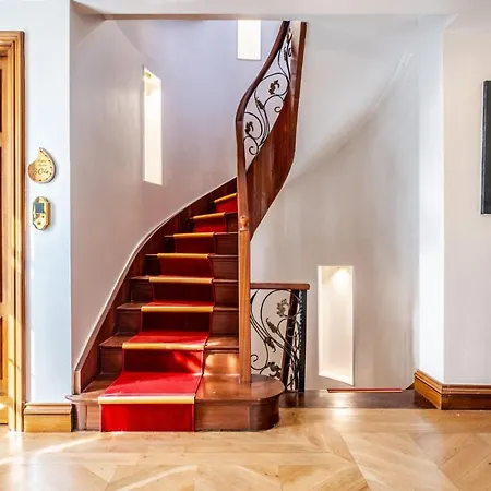 Exquisite In Historic Mansion In Beylerbeyi *