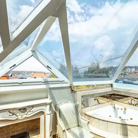 Exquisite In Historic Mansion In Beylerbeyi