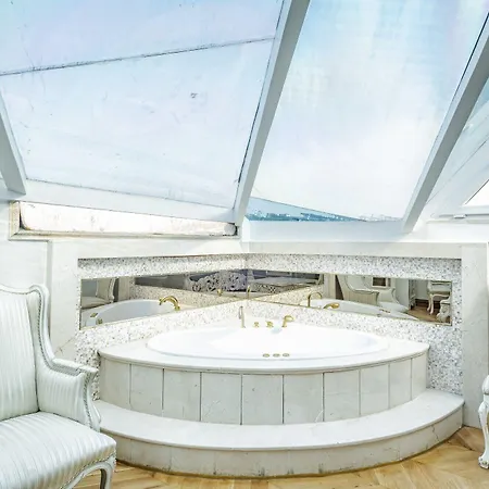 Exquisite In Historic Mansion In Beylerbeyi شقة *